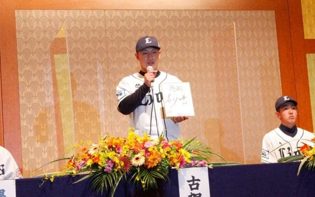 背番号は22に決定！西武３位古賀悠斗がユニホーム姿を初披露