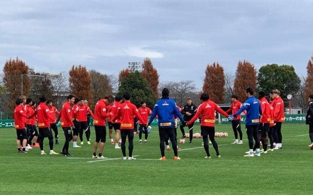 【浦和レッズ・公開練習リポート】(1)集まったサポーター50人も仰天!?最優秀監督賞を受賞したリカルド・ロドリゲス監督の「ユニークなトレーニング法」手をつないだ「選手たちの輪」