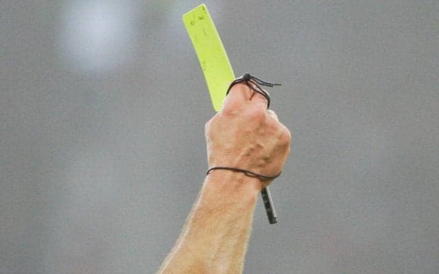 主審の笛に気づかぬふり…警告を回避しようと粘った選手に実況も思わず吹き出す「流石に無理がある」