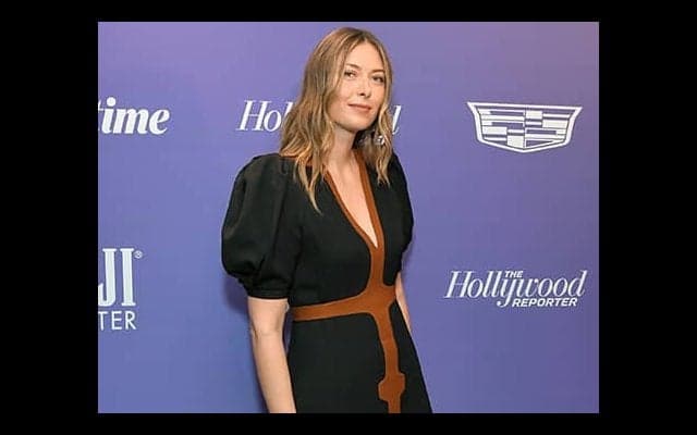 シャラポワ 黒ドレス姿を披露