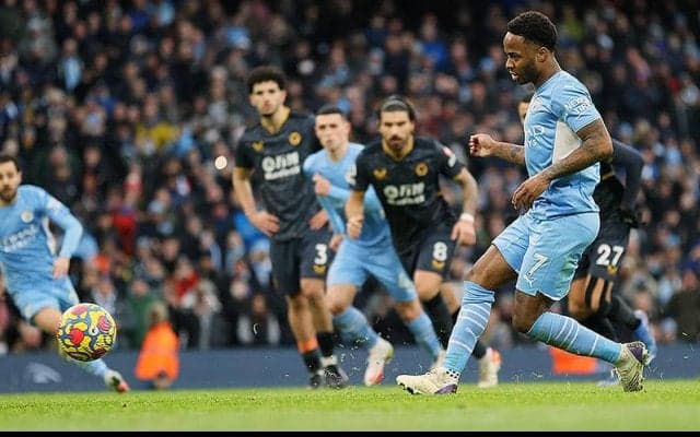 首位シティがリーグ6連勝!　スターリングのPL通算100点目となったPK弾で10人ウルブスに競り勝つ《プレミアリーグ》