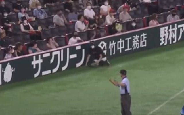 鷹ボールボーイはGG賞？　弾丸ファウルを難なく処理する“美技”は「鉄壁」