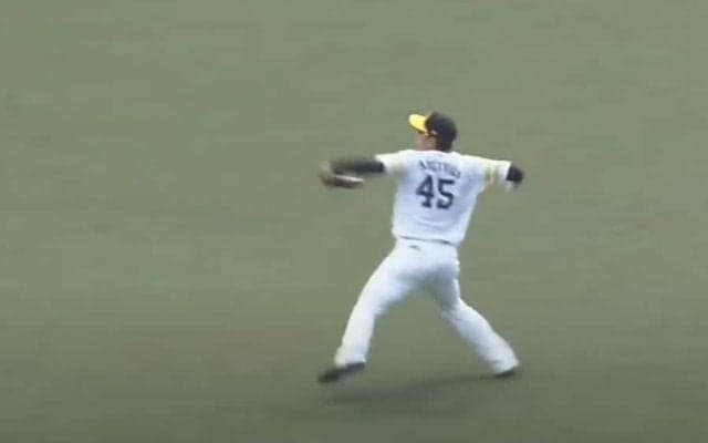 新庄監督も絶賛！　鷹24歳の強肩スローにファン「イチローを超えた」【今季の名場面】