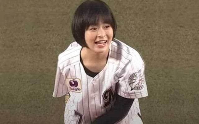 今をときめく女優が「可愛すぎて神」　“美サウスポー投球”で魅了【始球式名場面】