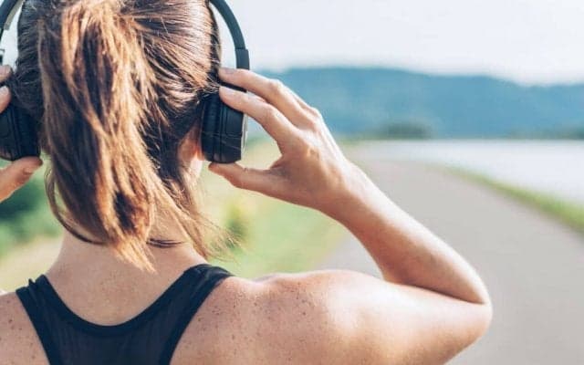 “しんどい”が和らぐ？ 運動するなら音楽を聴くべし！