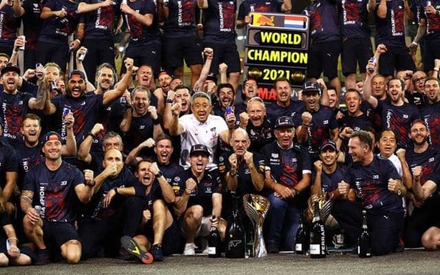 【F1】最終年最終戦最終周でホンダが30年ぶりの年間王者を奪取　「挑戦が報われ感無量」と田辺TD