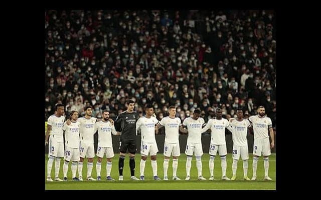 首都ダービーで黙とう「哀悼の意」