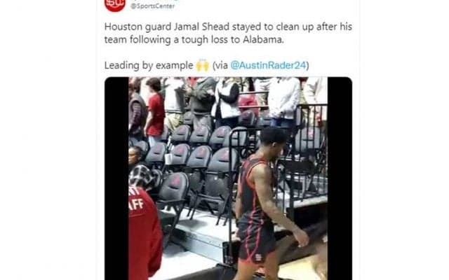 先輩が散らかしたゴミを素手で“掃除”　米大学バスケでの一幕が話題「最高の模範」