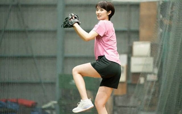 華麗な投球フォームは“芸能界No.1”　「日本一美しいカラダ」が生み出す第3の武器