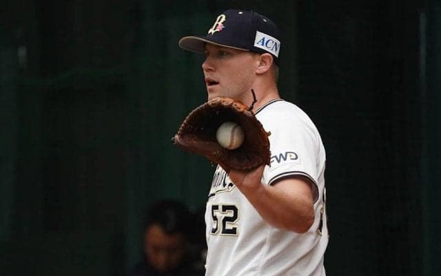 プールで美人妻とラブラブ　オリ助っ人右腕の新婚旅行写真が「魅力的」「美しい」