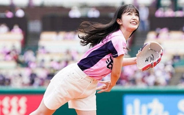 「天使感凄い」「可愛さ爆発」美女アイドルが豪快ノーバウンド投球【始球式名場面】