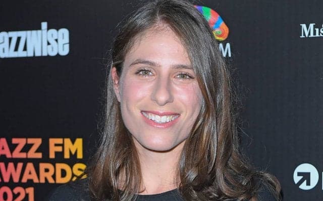 「結婚30分前の写真よ」とコンタが純白姿を披露、「美しい!」「すごくラブリー」とファンが書き込み