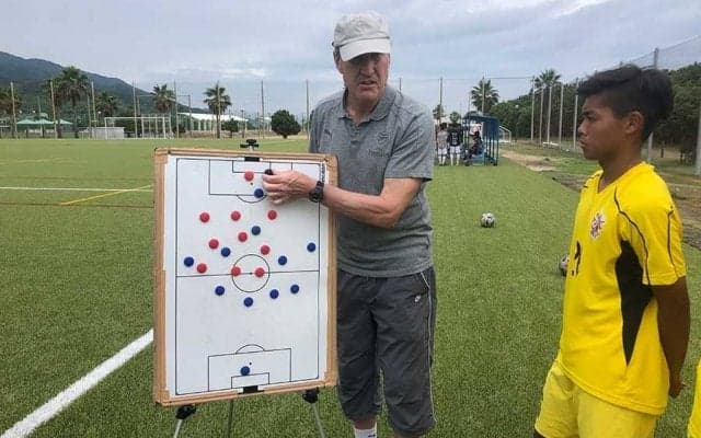 名将ベンゲルに仕えた男が高校サッカー部指導　不思議に感じた日本人選手の特徴とは