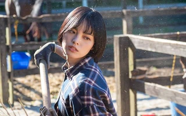 平手友梨奈らが会見　新人女性騎手を演じるNHKドラマ『風の向こうへ駆け抜けろ』が18日、25日に放送