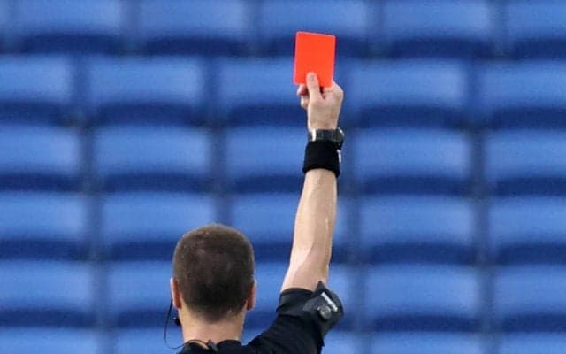 前代未聞! キックオフ前にVAR介入でGKが一発退場…相手サポへの挑発行為と見なされたか