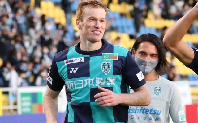 福岡、守備を支えたDFドウグラス・グローリと契約更新