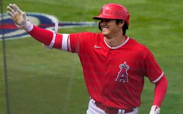 大谷翔平が打たれたファウルを「OHTANI」が好捕　米注目「投打だけでなく…スタンドにも！」【二刀流の衝撃2021】