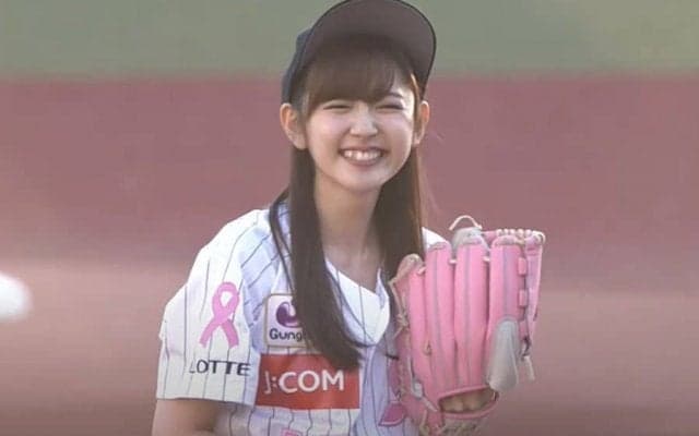 「最初から最後まで可愛すぎ」　白ミニスカで豪快投球、赤面も笑顔全開【始球式名場面】