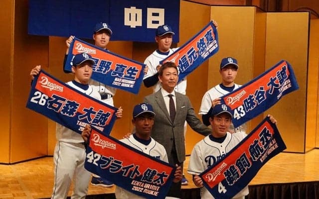 中日・立浪監督、新人6選手の“笑いゼロ”大マジメ入団会見にキッパリ「無難な答え」