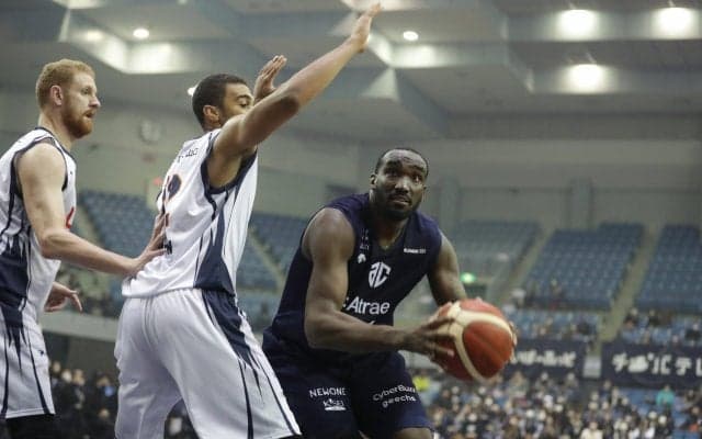 おちゃめな笑顔のイバン・ラべネル（アルティーリ千葉） - 「千葉にレガシーを残すために全力で頑張ります」