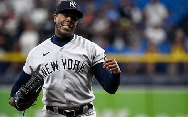 【MLB】「イケてる車」の前で…　驚愕肉体の最速男チャップマンが「ベストの中のベスト」