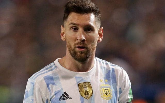 「史上最高」街中に巨大なメッシが登場、高層ビルの側面に30m級の壁画が描かれる