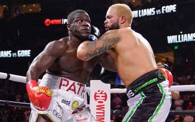 突き飛ばされた巨漢ボクサーがリング外へ　異業種対決に米興奮「WWEだ」「面白い」