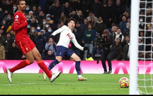 コロナで満身創痍のスパーズが天敵相手に価値あるドロー!　ロバートソン退場響いたリバプールは公式戦連勝が「8」でストップ《プレミアリーグ》