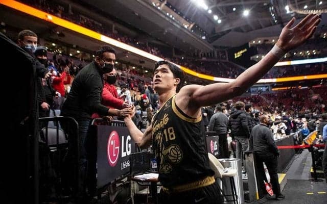 【NBA】「ブロック・オブ・ザ・イヤーだ」　渡邊雄太、“宣言通り”の超絶ブロックに海外興奮