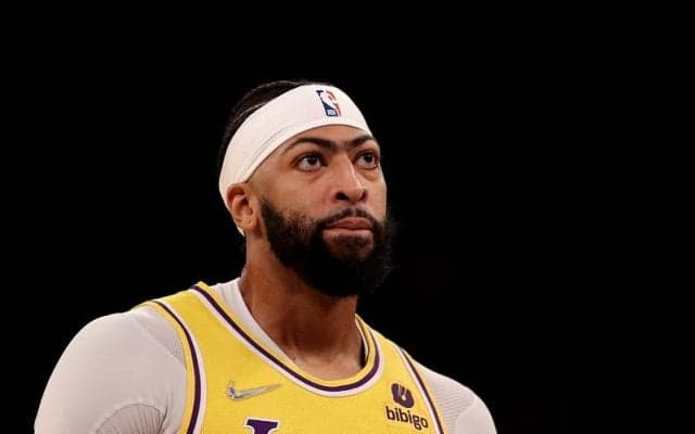 レイカーズのアンソニー・デイビスが左膝の内側側副靭帯捻挫のため最低4週間の離脱