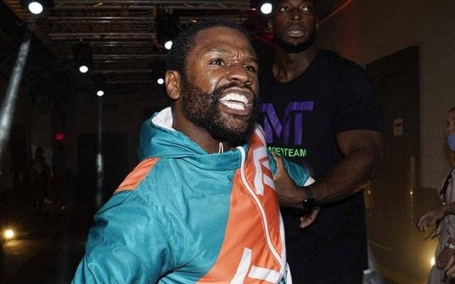 メイウェザー、黒光り高級車ズラリのガレージで太っ腹企画発表「俺はこの車を手放す」