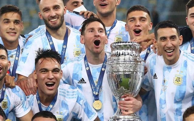 コパのトロフィーを床置き、メッシらPSGアルゼンチントリオのくつろぎ画像にネイマールも思わず「ひでぇ！」