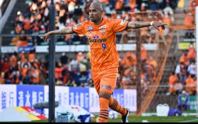 奥さんはオレンジのパンツルック、清水FWチアゴ・サンタナが妻の誕生日をお祝い「愛しています」