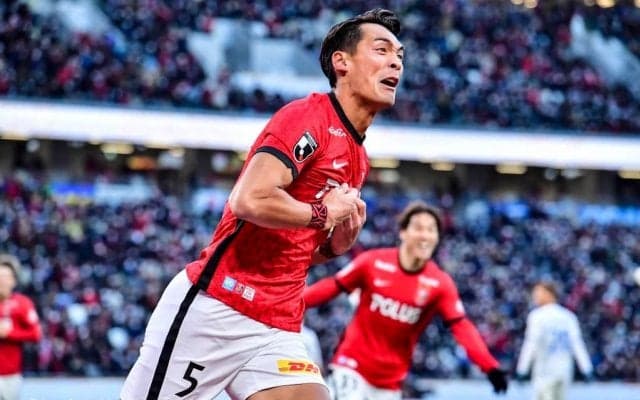 反応するのが神！ 浦和を退団する槙野が決めた「強烈ミドルを頭で合わせたスーパーゴール」【2021年天皇杯は浦和が制覇】