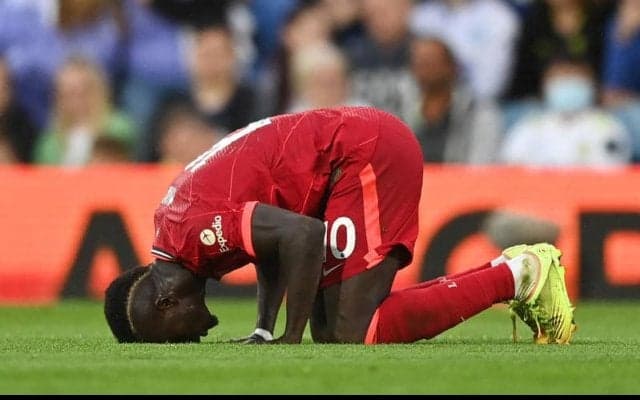 思わず「Ohh」と頭を抱えてしまう…会話相手の兄弟がユナイテッド推しだと知ったマネが失望隠さず「間違ったチームだよ」