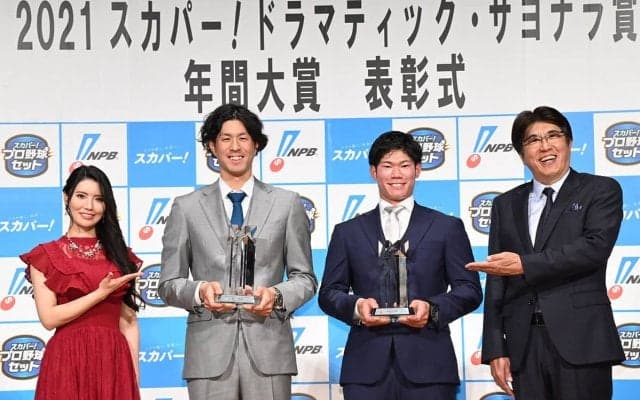広島・坂倉将吾、ロッテ・岡大海が「サヨナラ賞年間大賞」に！ゲストの石橋貴明が両選手を祝福