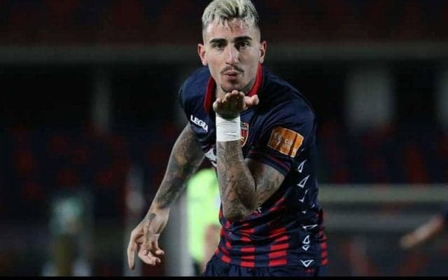 左手にスタバ、右手にスマホ、時速160kmでアウディを飛ばしたスペイン2部のFWが契約解除