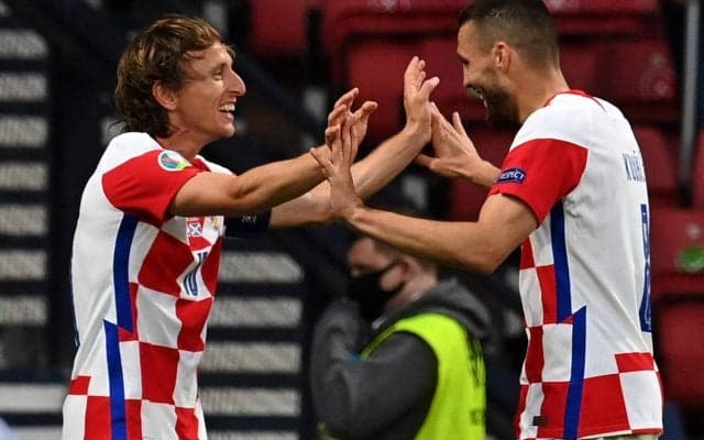 モドリッチとコバチッチがキュートな家族たちと子供服のモデルに！しかし用意されたのはアメフトボール