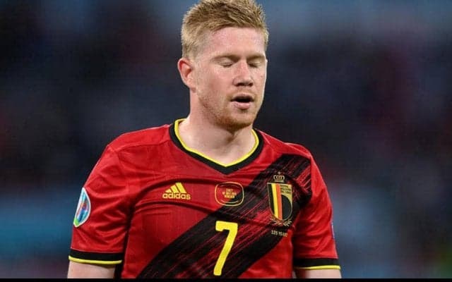 「突き抜けてる(笑)」ベルギー代表の“ダサセーター” 姿が笑撃「デ・ブライネ内股」