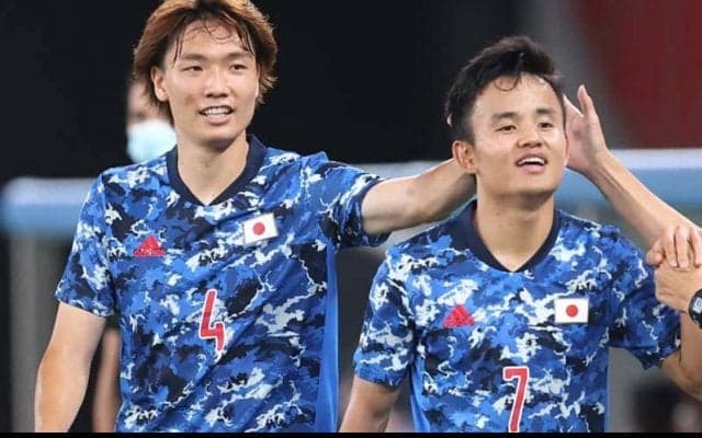 久保建英と板倉滉が海外ドラマの聖地で真っ赤な仮装を披露！試合直後の南野拓実も反応