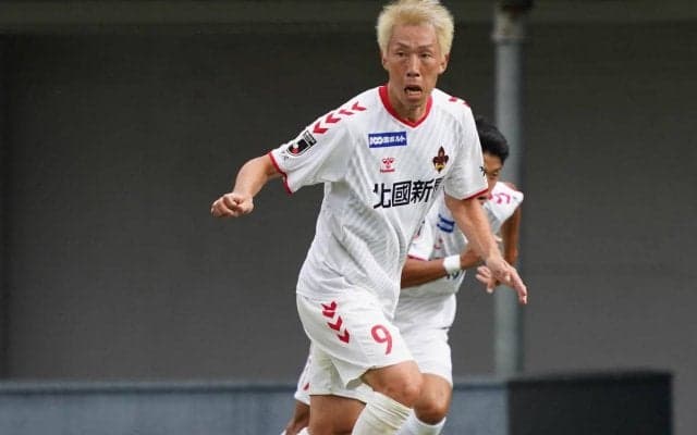 J2残留の金沢がチーム得点王のFW丹羽詩温、GK白井裕人と契約更新