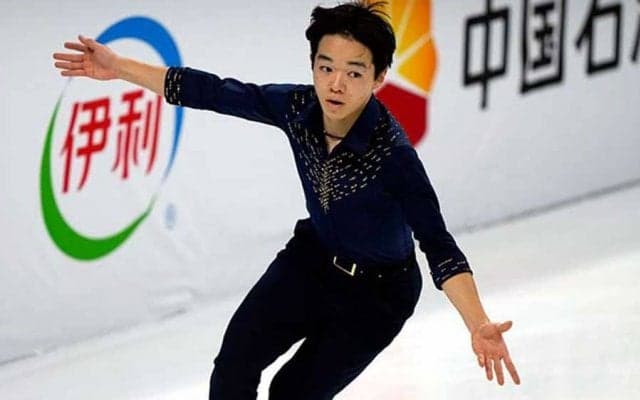 羽生結弦をチラチラ見まくる鍵山優真、初々しい表彰式に反響「先輩を真似してるの？」【名珍場面2021】
