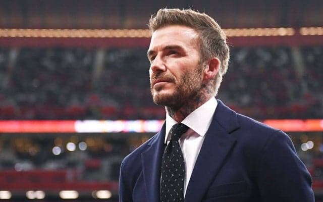 ベッカム、日韓W杯で話題になった名審判との2ショットに反響「歴史に残るレフェリー」