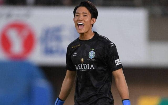 日本代表GK谷晃生がモデル顔負けのコーデを披露も、同僚からはツッコミ「私服でグローブ付けてください」