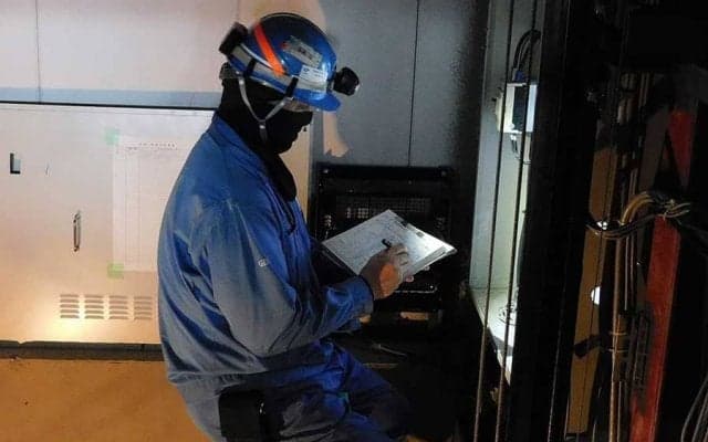 ヘルメットに懐中電灯、腰には命綱…　引退から20年、元オリックス「デカ」の現在地