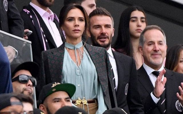 「夫と同じくらいクリスマスが好きな人いる!?」サンタ帽被ったベッカム氏、クリスマスを前にワクワク