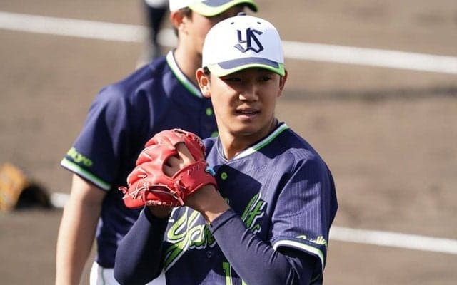 「紙コップ1つで出来る練習」でヤクルトナインがバトル　プロの腕の振りに注目