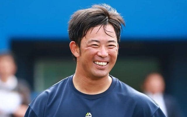 「相変わらず筋肉ムキムキ」　楽天・雄平コーチのゴツい胸板に熱視線、労いの声も