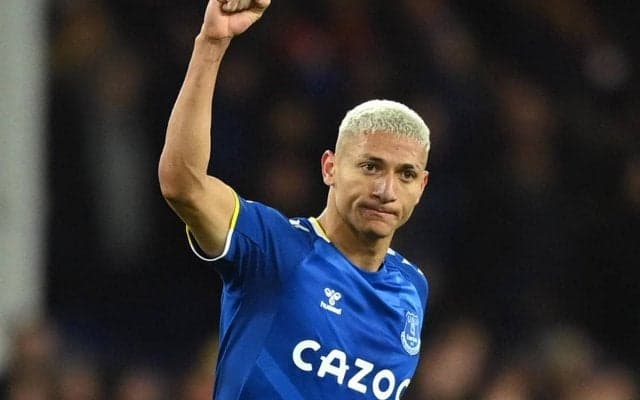 エバートンFWリシャルリソンは奇抜なハットをチョイス、クリスマスツリーをかぶって「メリー・クリスマス」