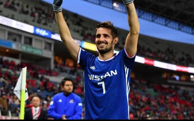 ウーゴ・ヴィエイラの“マリノス愛”は変わらず！サッカーゲームの筐体をオリジナル仕様に